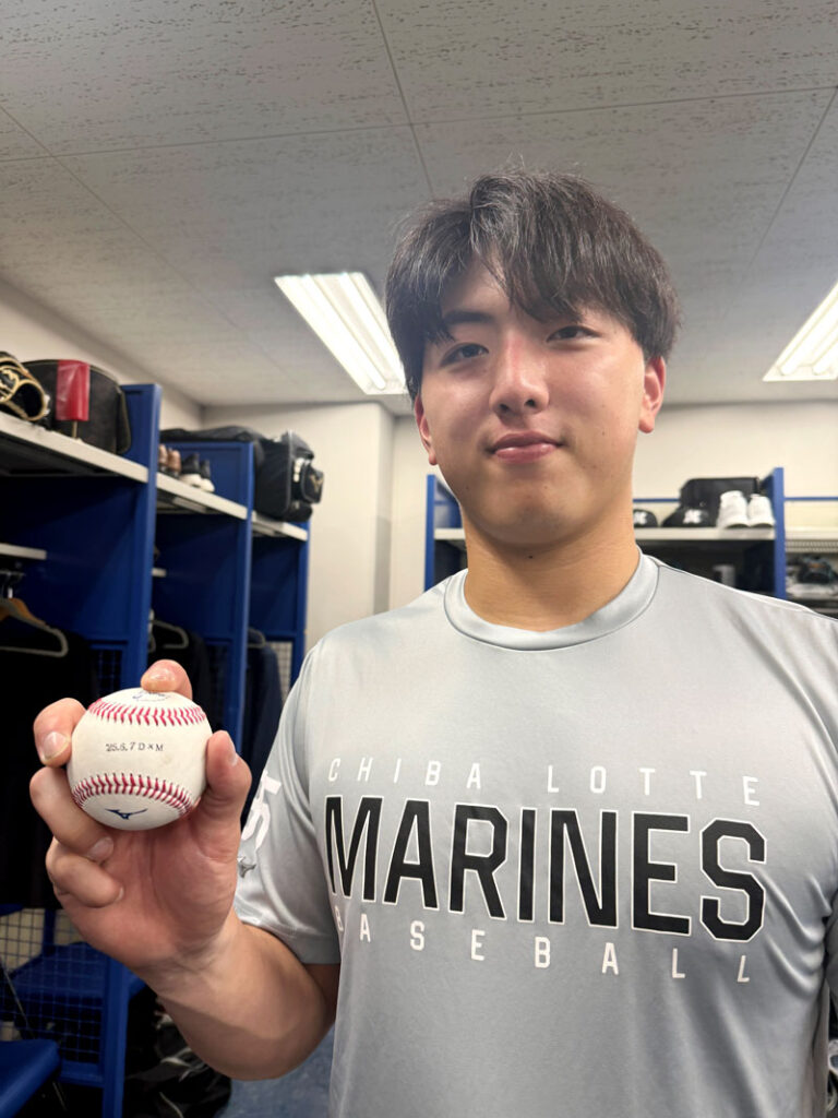 初安打のボールを手にする田中晴也投手