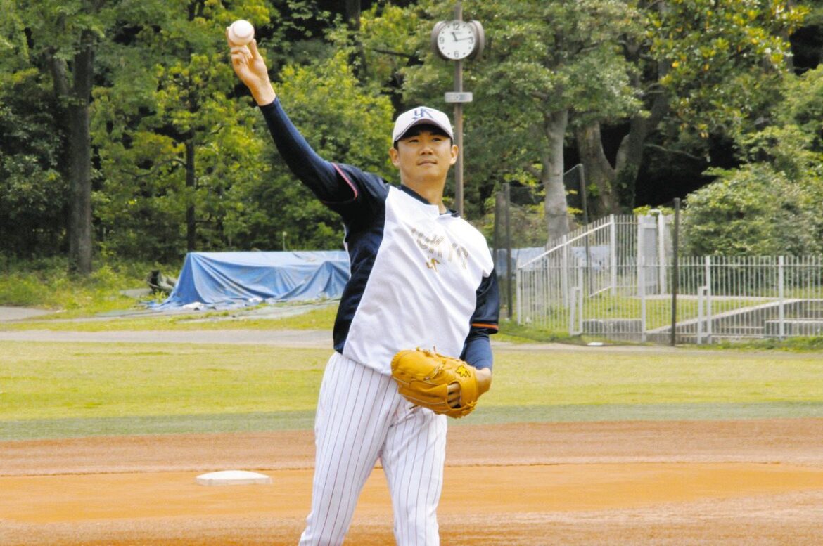 キャッチボールをするヤクルト・奥川