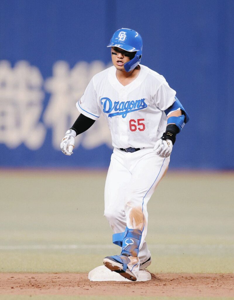 ８回裏無死、右翼線二塁打を放った佐藤