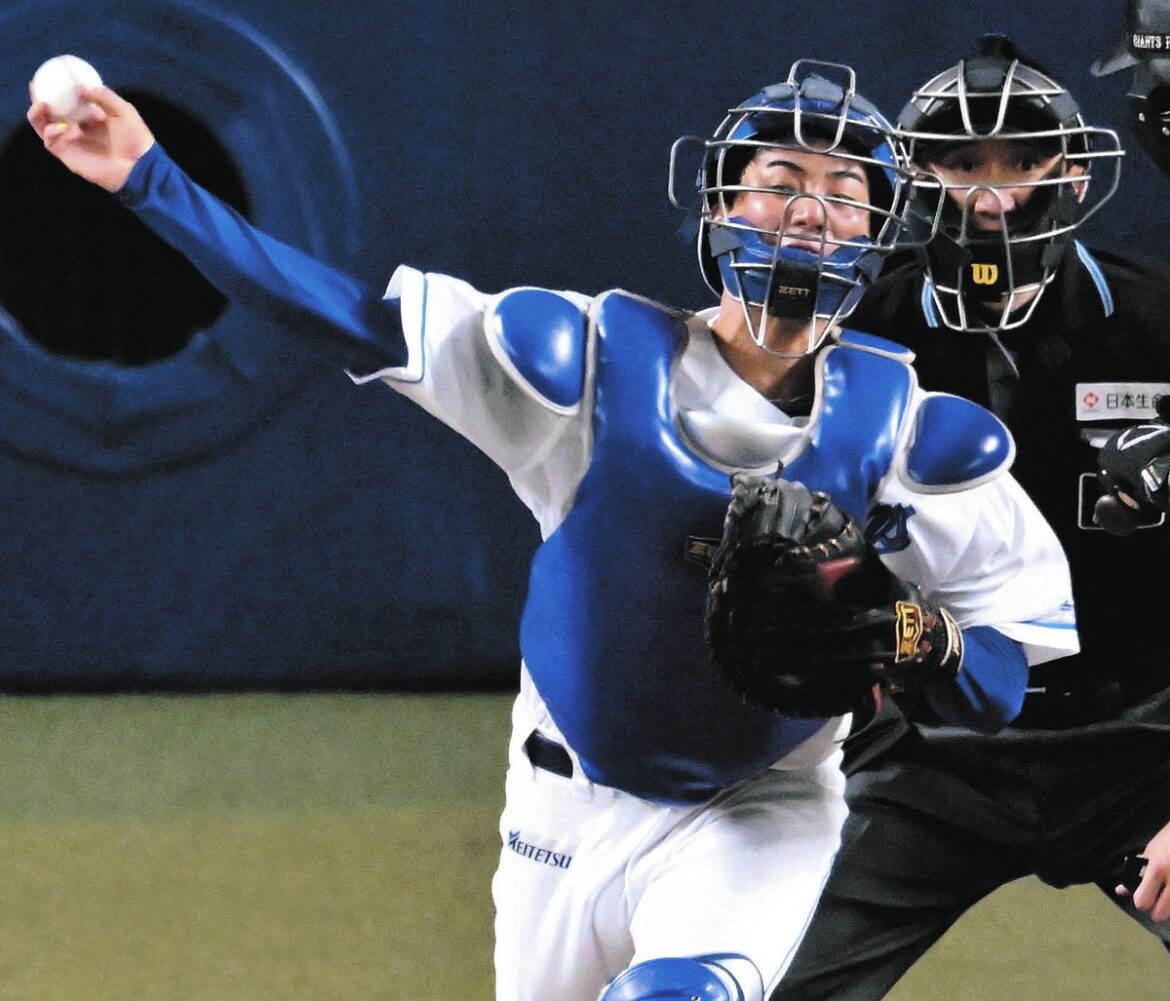 ４回表１死一塁、ヘルナンデスの二盗を阻止する捕手石伊