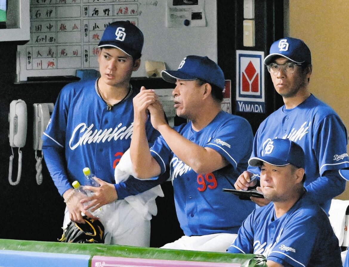 ７回裏、井上監督（中）と話す金丸