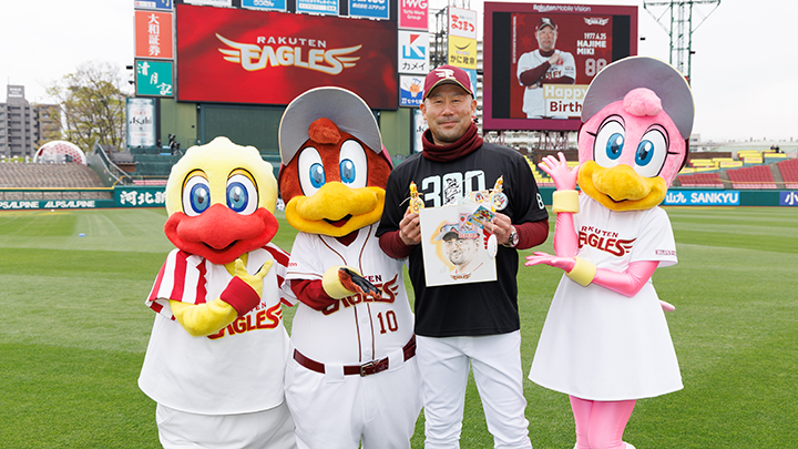 Clutchina (pictured right) said of Clutch, "He's a hard worker who puts all his effort into everything he does! When he finds something tasty, he'll tell me right away!" Meanwhile, Switch (pictured left) said, "He's quick to fall for pranks! His reactions are hilarious!" [©Rakuten Eagles]