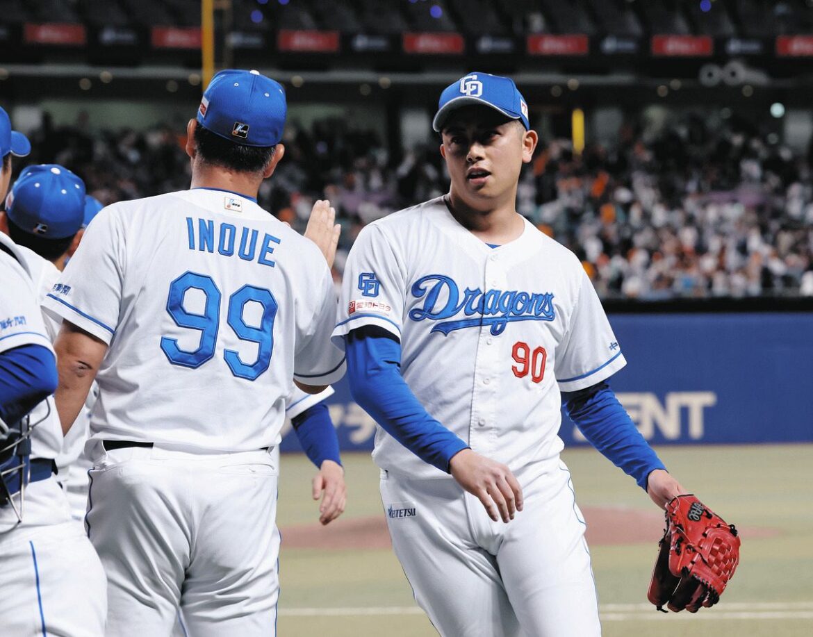 巨人に勝利し、井上監督（左）とタッチを交わす松山