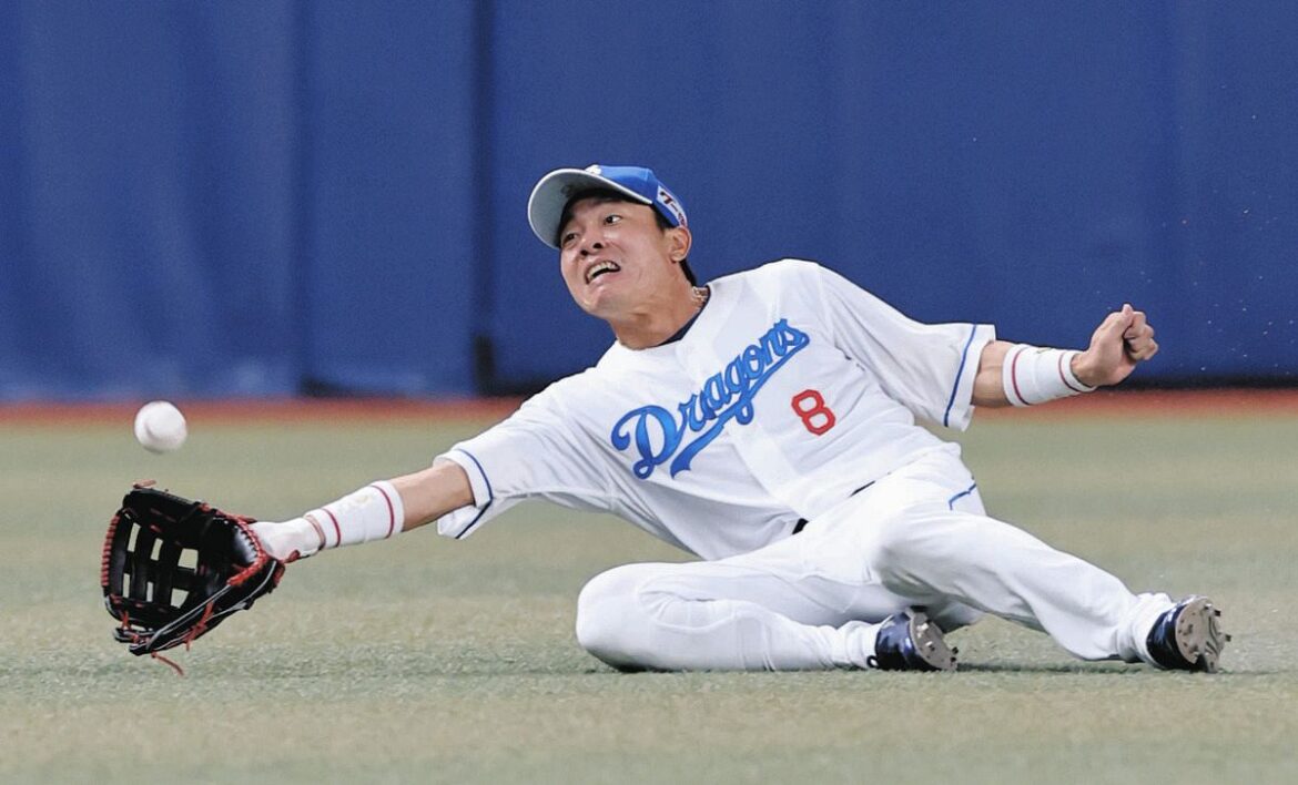 １回表１死、寺地の左飛を好捕する大島