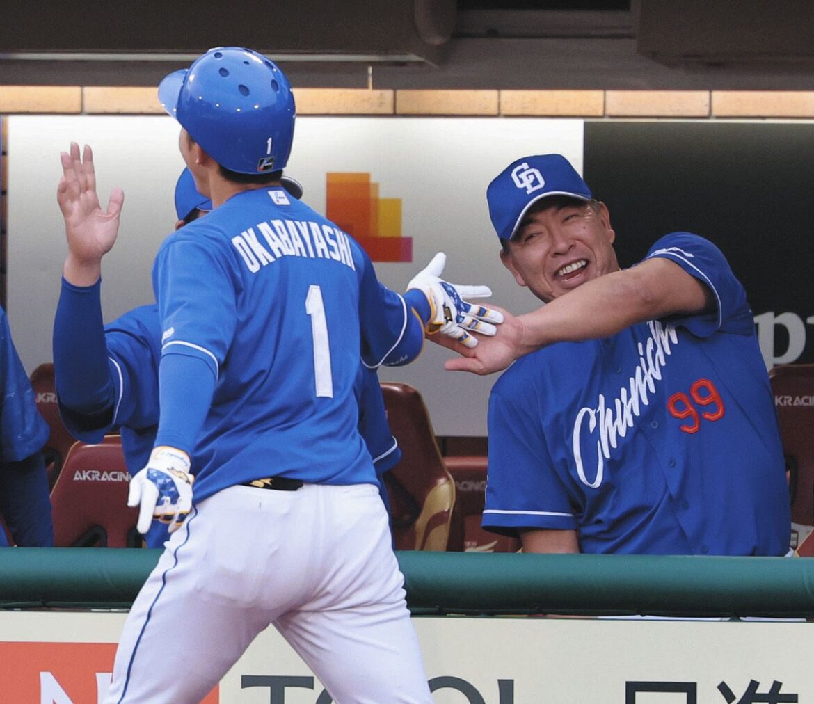 ２回表、３ランを放った岡林を迎える中日・井上監督