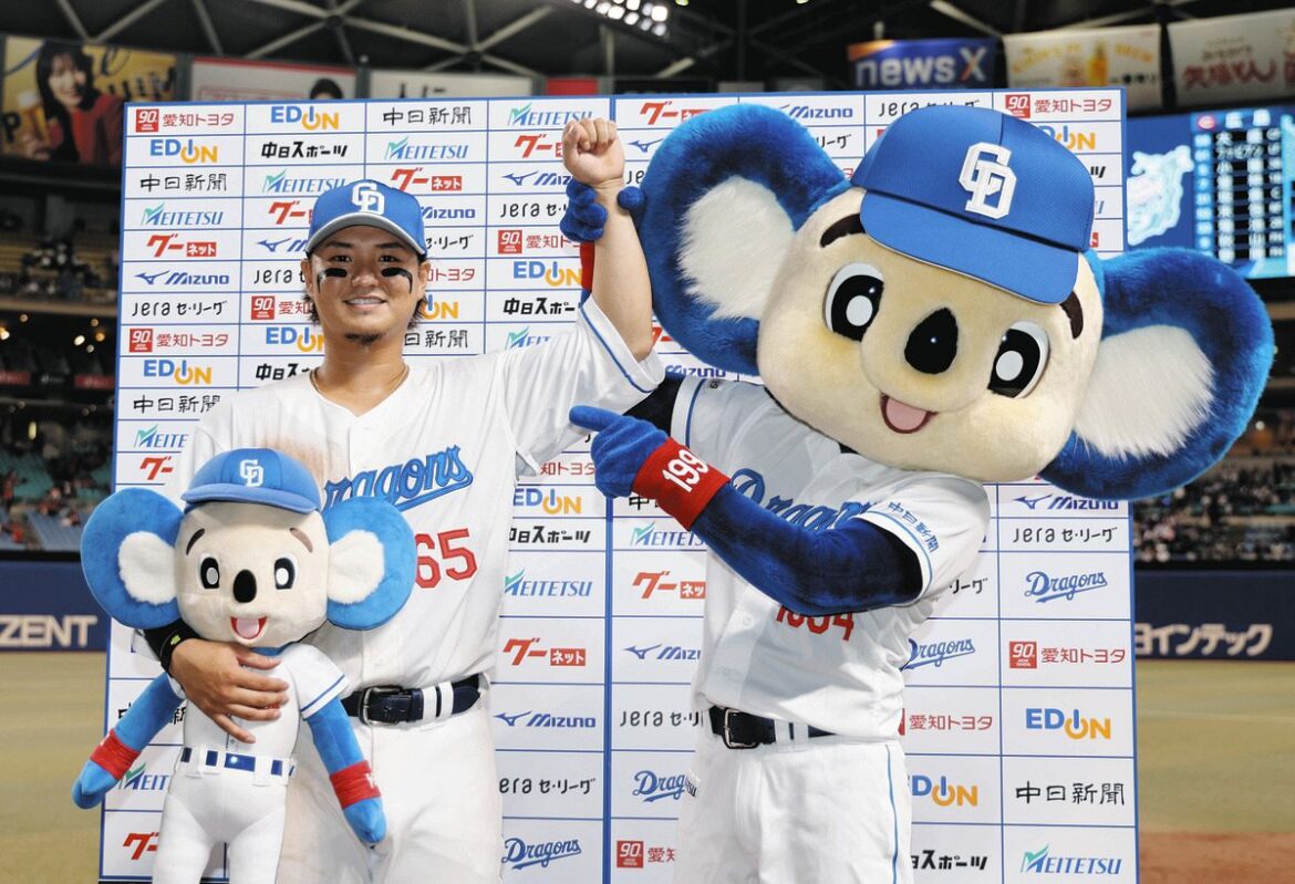 お立ち台で、ドアラと喜ぶ佐藤