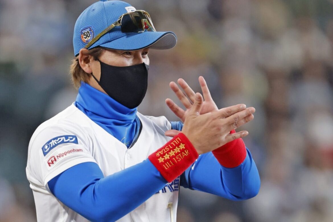 Nippon-Ham Ham Fighters manager Shinjo (C) Kyodo News