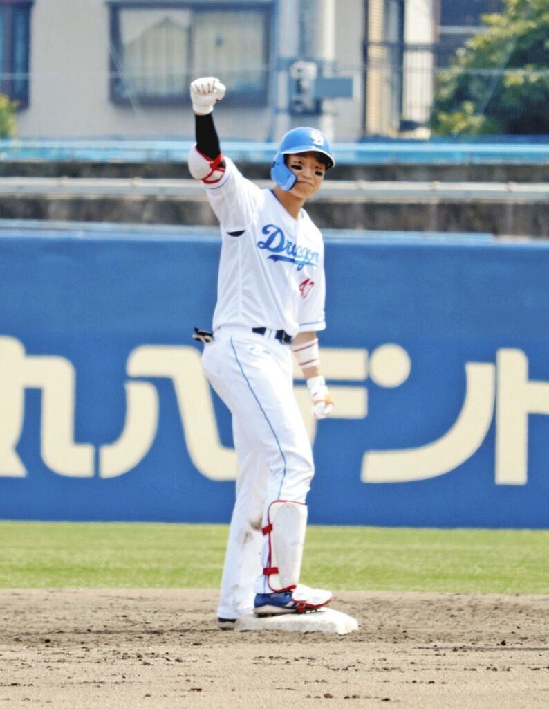 ４回裏１死満塁、勝ち越しの適時二塁打を放った味谷