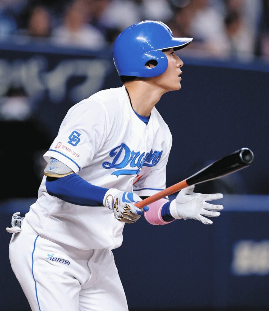 ８回裏２死一塁、代打上林が中前打を放つ