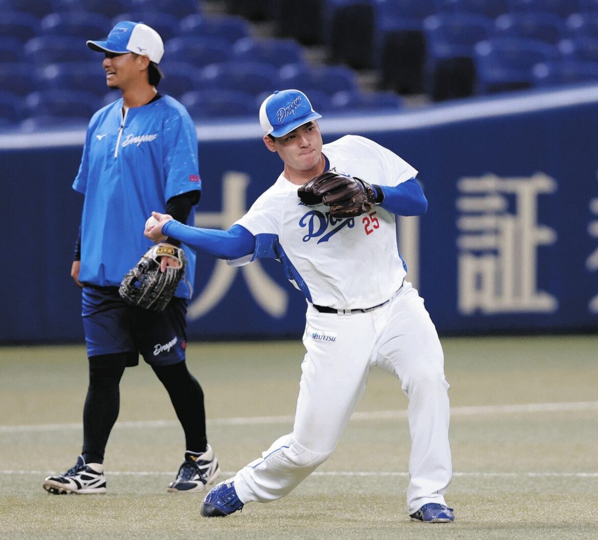 守備練習する石川昂