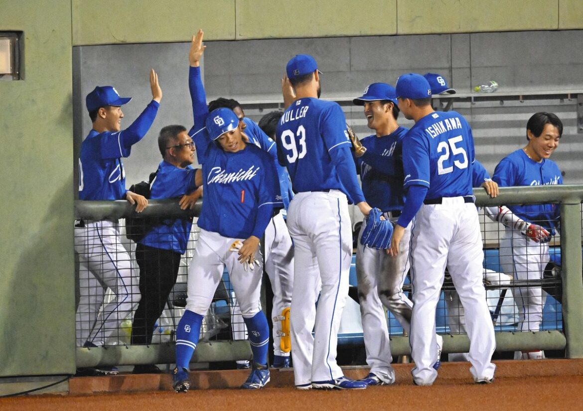 楽天―中日　７回表、上林の一ゴロ失策で生還し、ナインに迎えられる岡林（中央左）