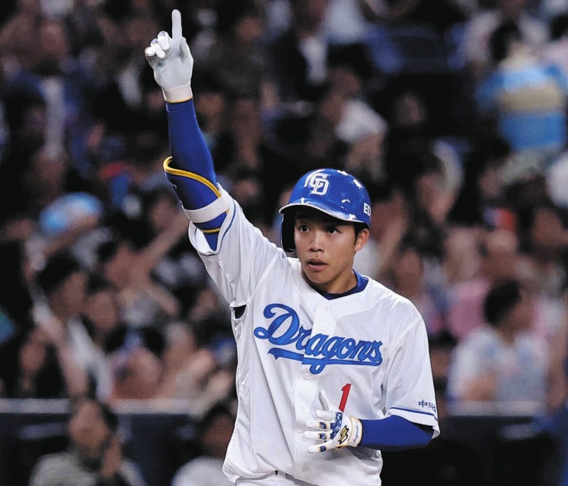 ５回裏無死、右中間三塁打を放ちポーズをとる岡林