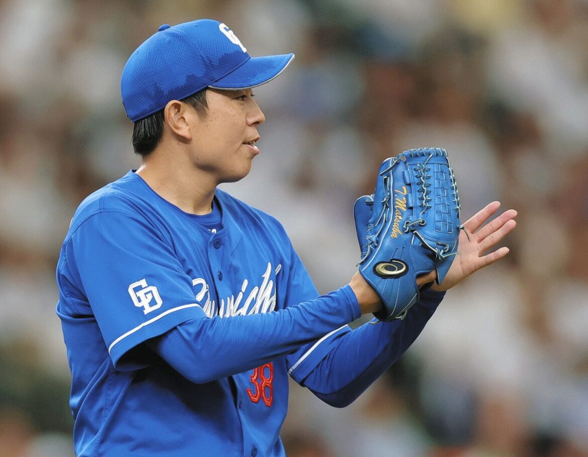 ２回裏１死一塁、炭谷を二ゴロ併殺に打ち取り、グラブをたたく松葉