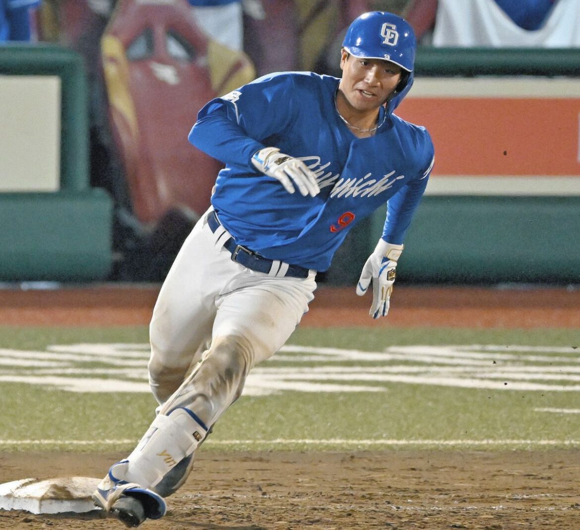 ９回表１死、左中間に二塁打を放ち一塁を回る石伊