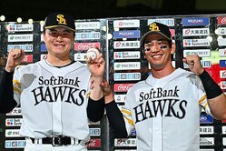 ソフトバンク・前田純（左）と栗原陵矢【写真：古川剛伊】