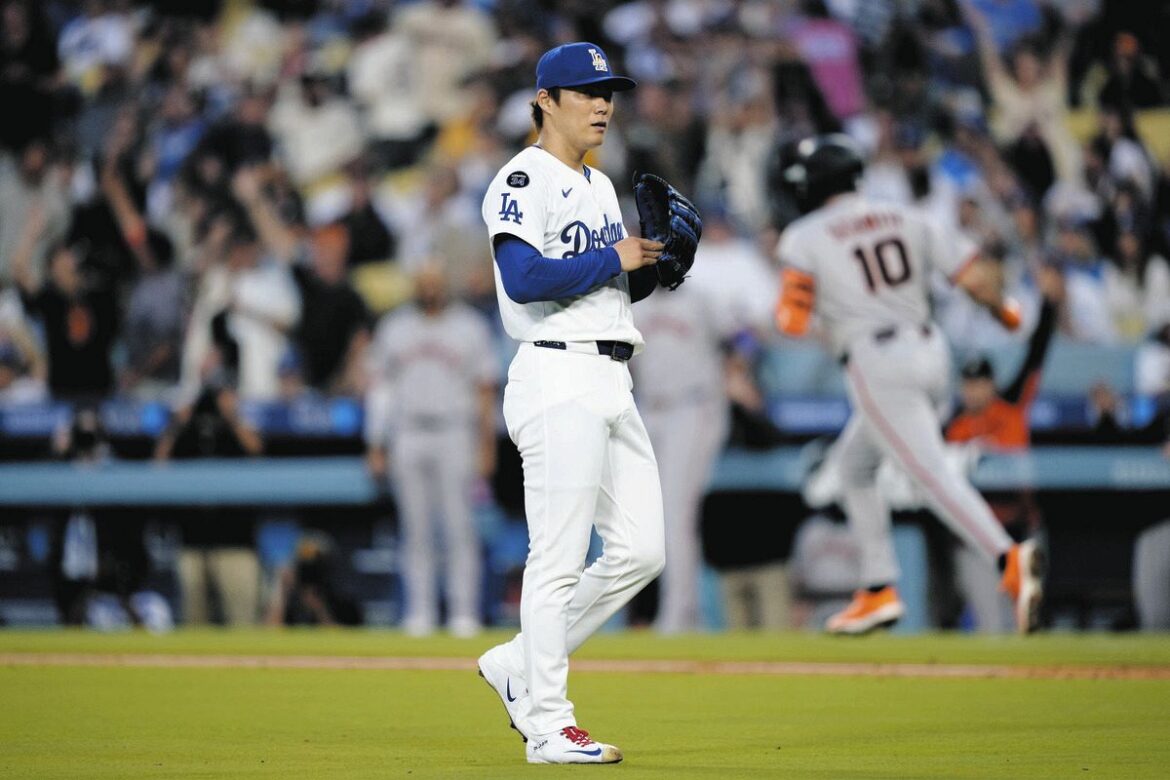 シュミット（後方）に満塁弾を打たれた山本由伸（AP）