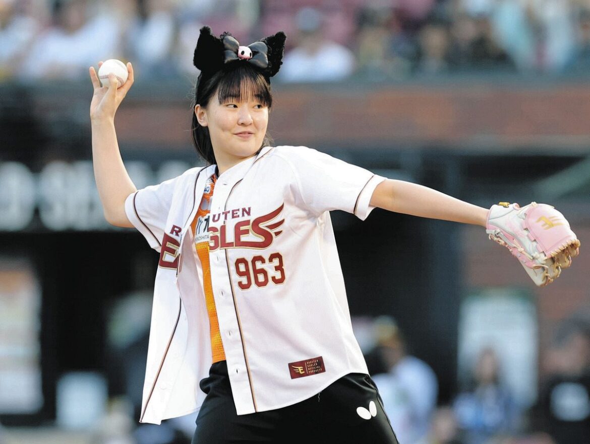 セレモニアルピッチを行う張本美和