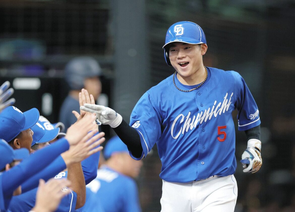 西武―中日　６回表、右越えソロを放ちナインに迎えられる村松