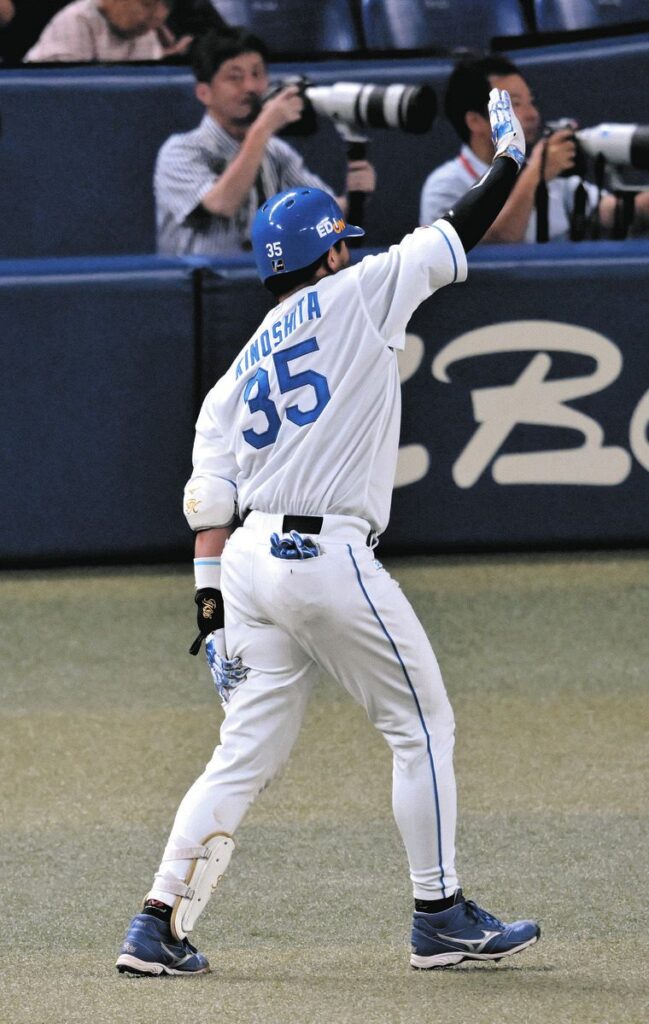 ９回裏、左足の太もも裏に手を当て合図をする木下