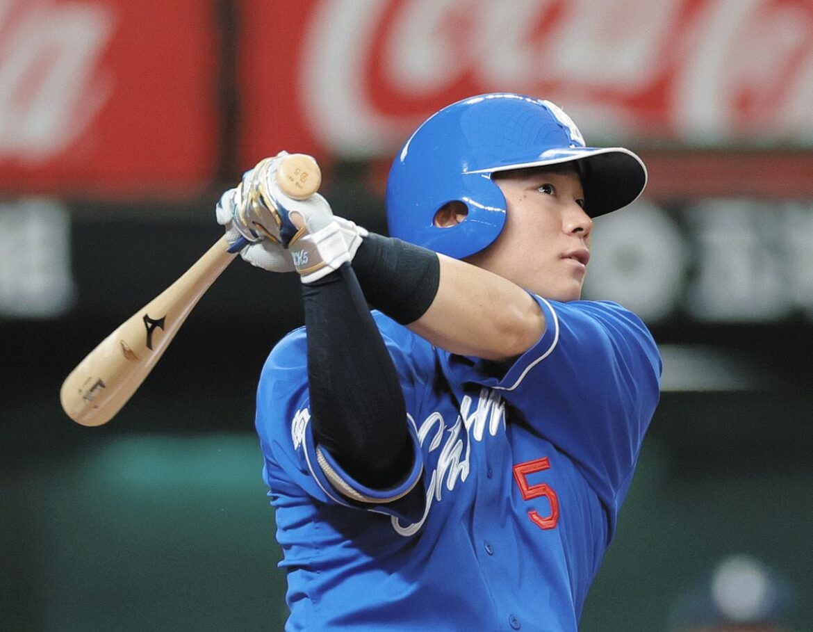 ６回表無死、村松が右越えソロを放つ