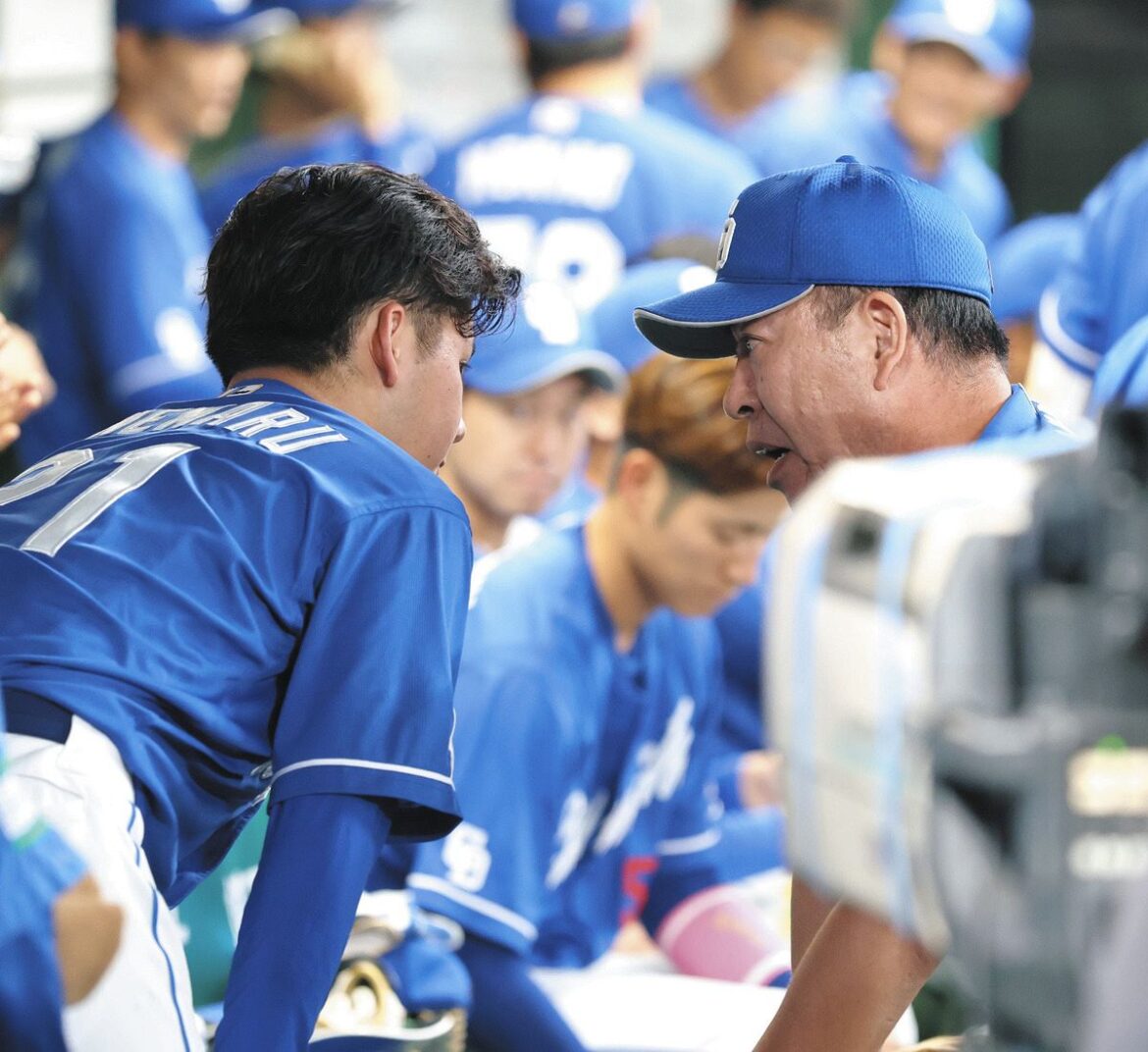 ６回裏終了後、井上監督（右）と話す金丸