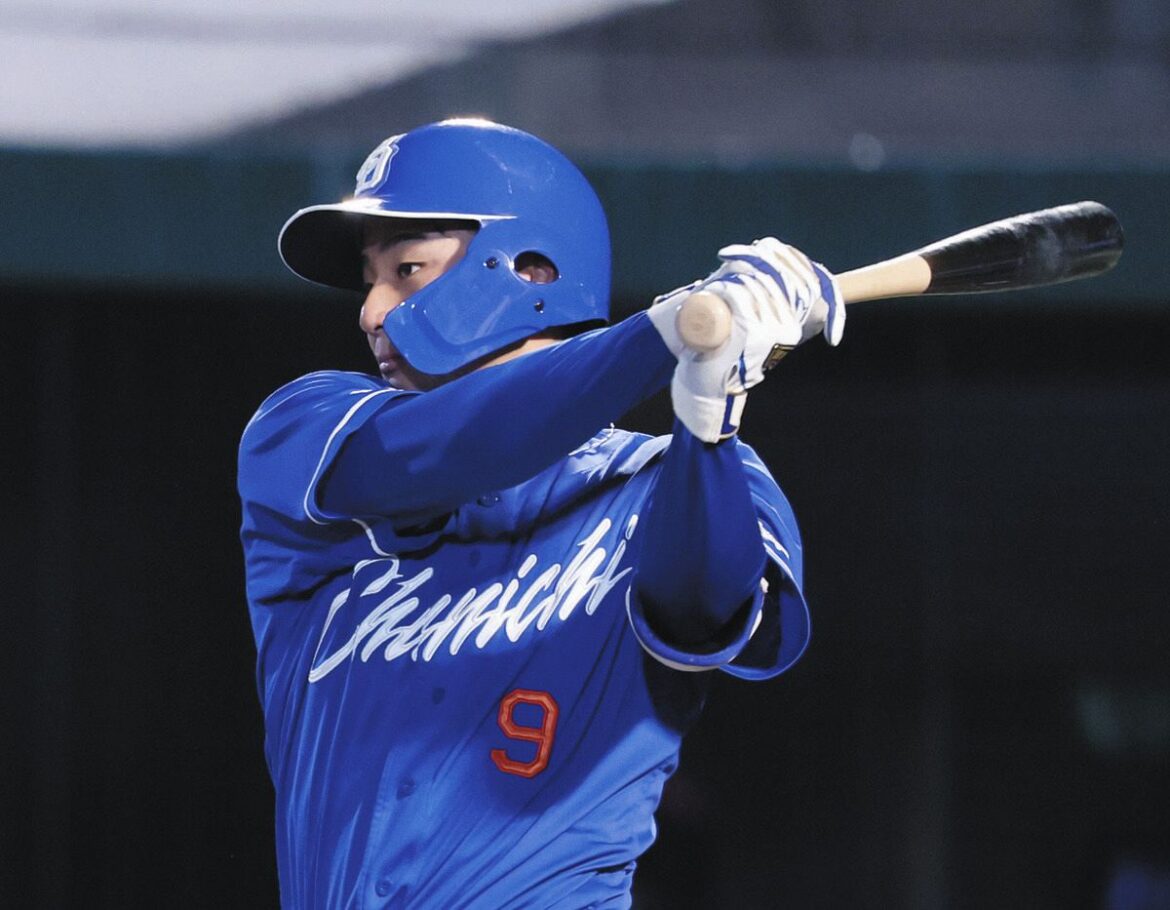 ７回、左前打を放つ中日・石伊