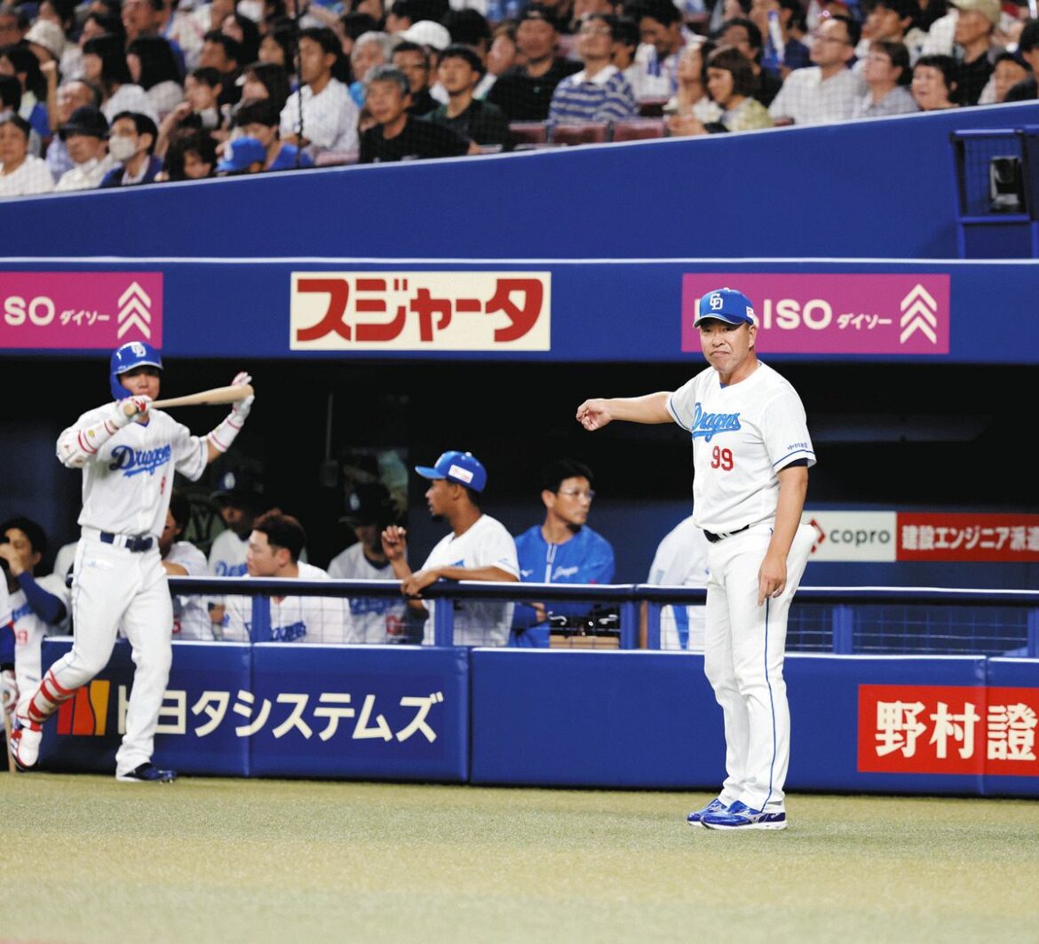 中日―日本ハム　７回裏１死二、三塁、代打板山の代打で大島（左）を告げる井上監督