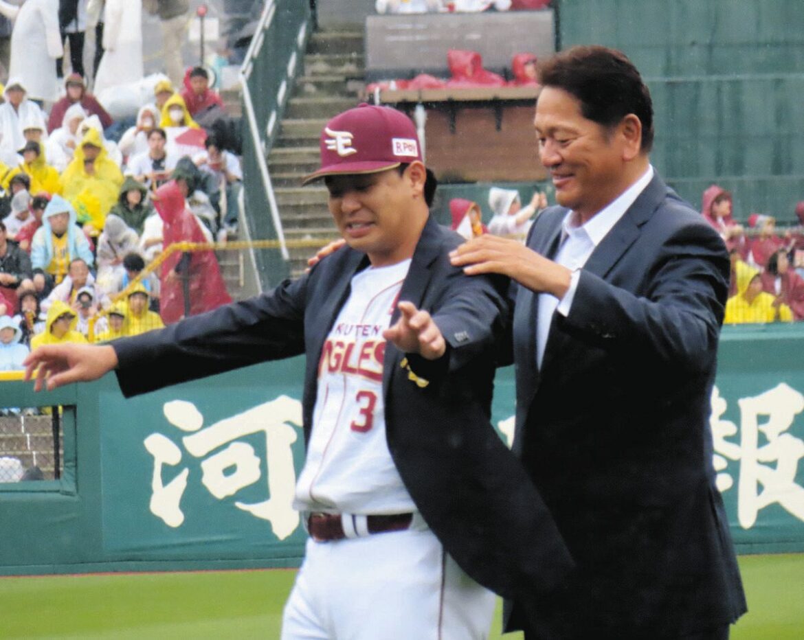 佐々木主浩さんから名球会ブレザーを授与された楽天の浅村栄斗