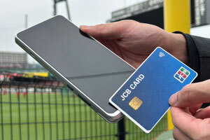 対象のJCBカードかスマートフォンアプリを提示する