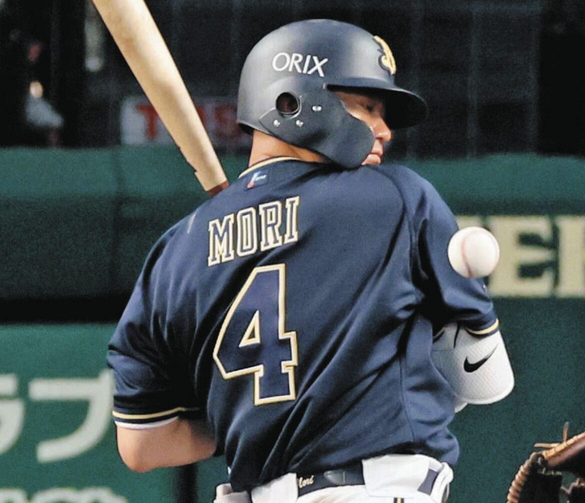 ５回表オリックス２死、阪神・大竹耕太郎の投じたスローボールで死球となるオリックス・森友哉