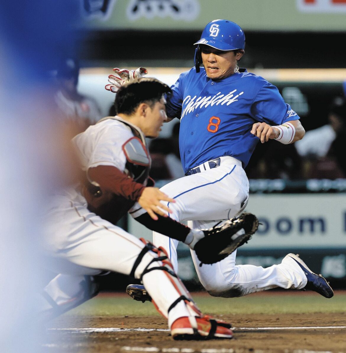 ３回表２死二塁、川越の一ゴロ失策の間に生還する中日・大島