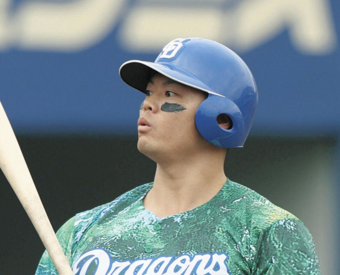 中日―広島　４回裏無死、細川が空振り三振に倒れる