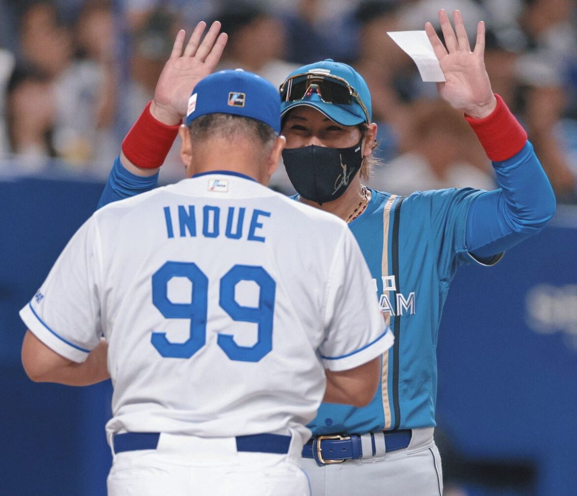 メンバー表交換で、井上監督（手前）とハイタッチを交わす日本ハム・新庄監督