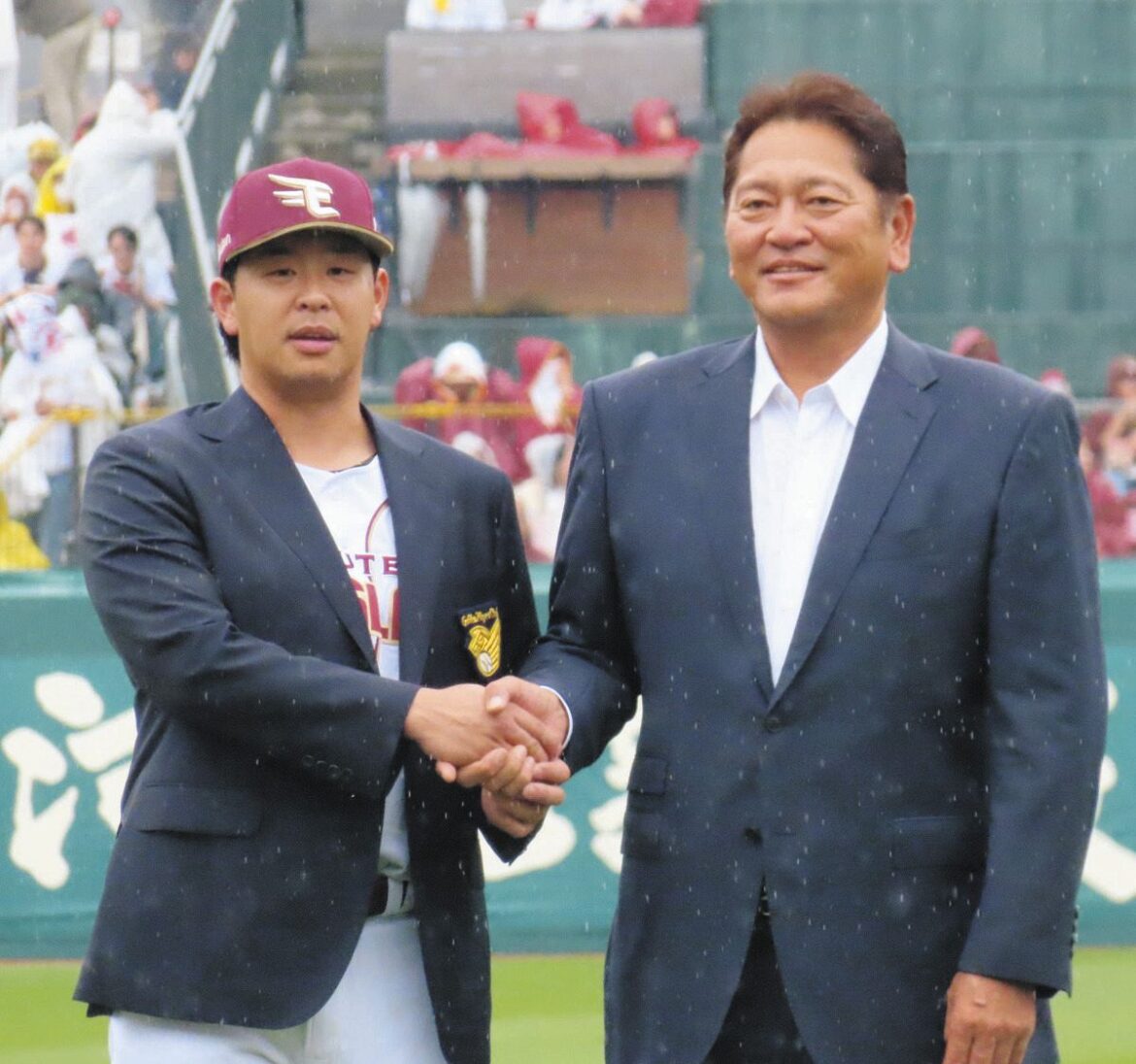 佐々木主浩さんから名球会ブレザーを授与された楽天の浅村栄斗内野手