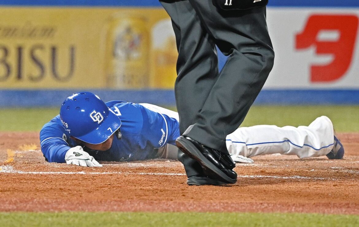 5月27日のヤクルト戦8回表、代打ブライトの同点打で生還した二走福永