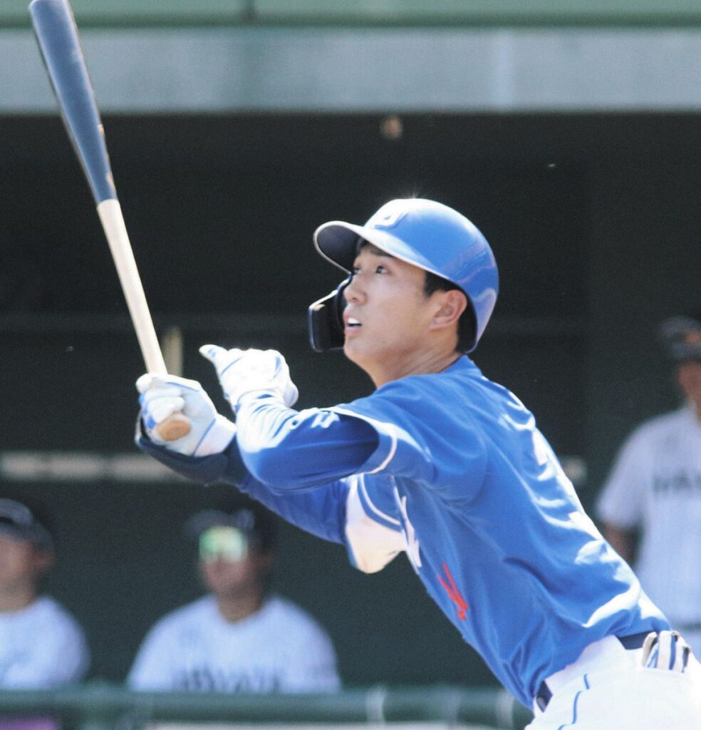 ７回１死一、三塁から左翼へ同点犠飛を放つ森駿