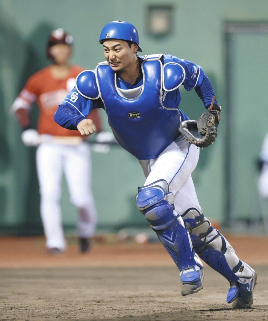 ５回裏無死、宗山に振り逃げを許し、そらしたボールを追う石伊