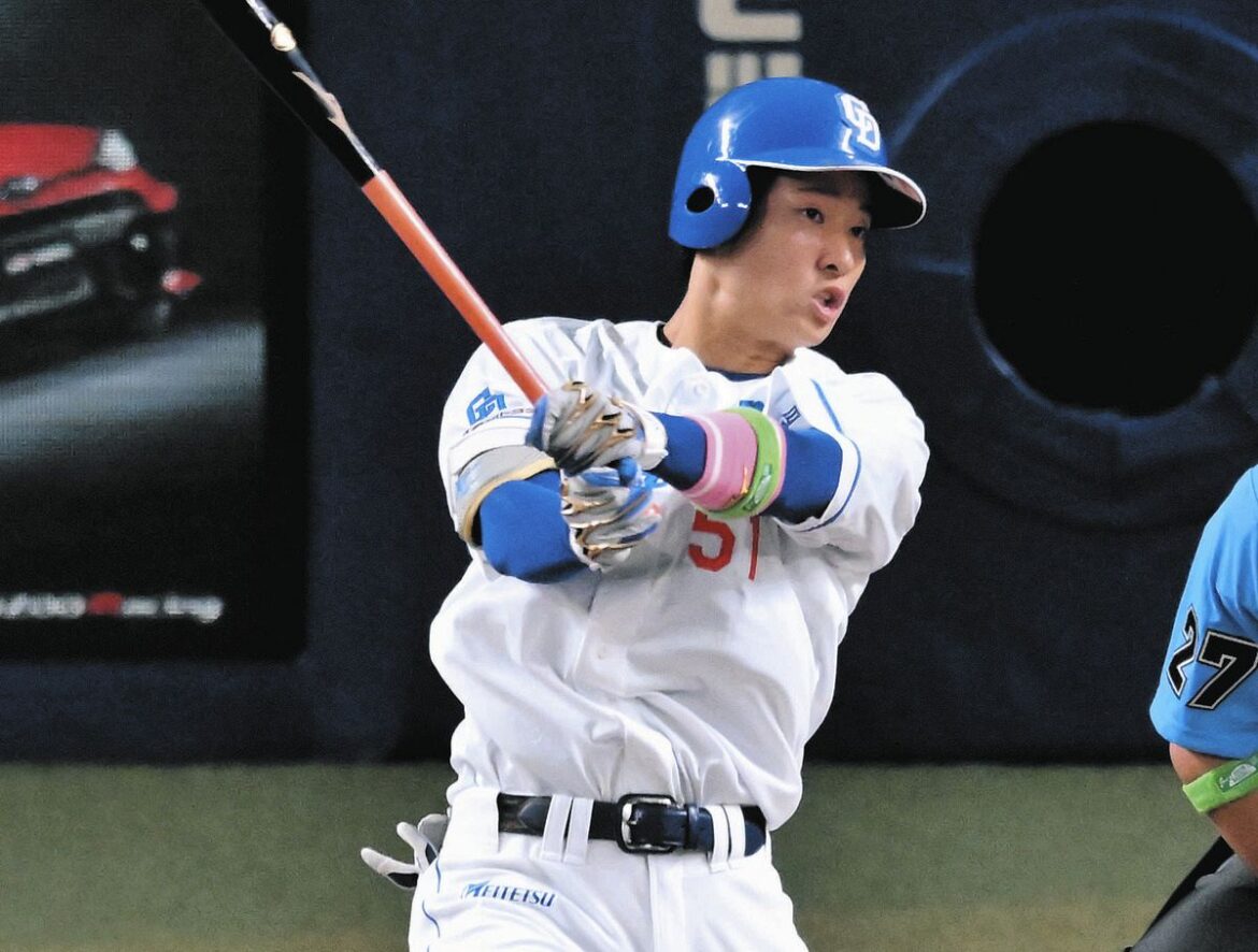 １回裏１死一塁、上林が左翼線に二塁打を放つ