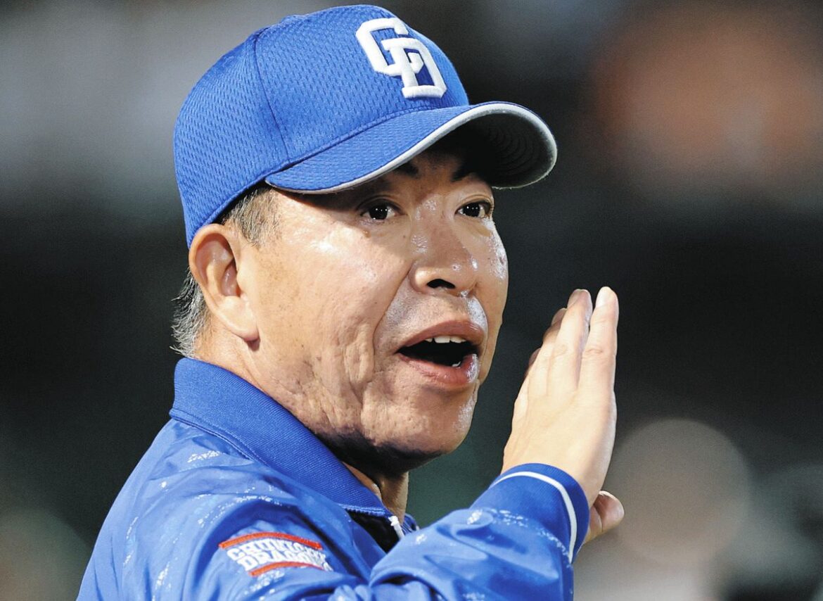 楽天―中日　７回表終了後、川越に声をかける井上監督