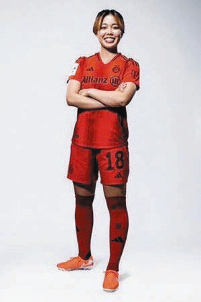 セレモニアルピッチを務めるサッカー女子日本代表「なでしこジャパン」の谷川萌々子（C） FC Bayern Munich