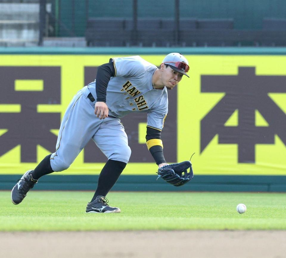 阪神・佐藤輝が近大の先輩に挨拶 1年と4年の関係でもフランクな関係に映る2ショット – デイリースポーツ 阪神・佐藤輝が近大の先輩に挨拶 1年と4年の関係でもフランクな関係に映る2ショット - デイリースポーツ