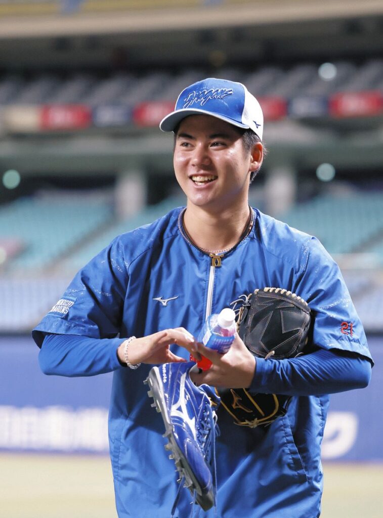 練習を終え、笑顔で引き揚げる金丸