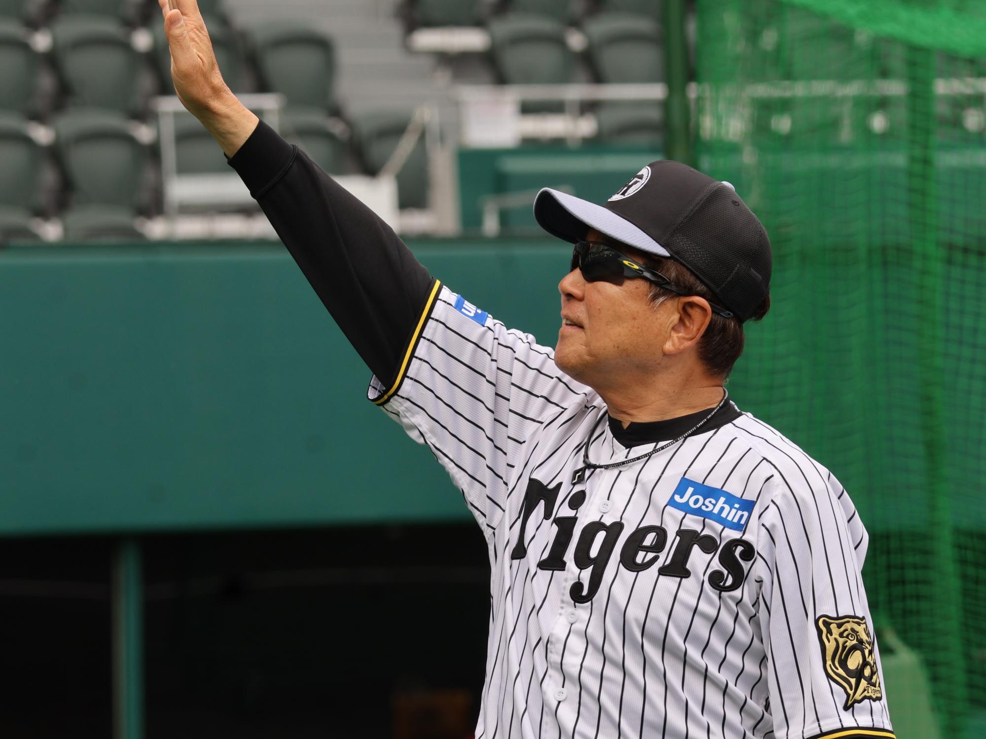 スタンドのＴＯＲＡＣＯたちに手を振る平田勝男ファーム監督