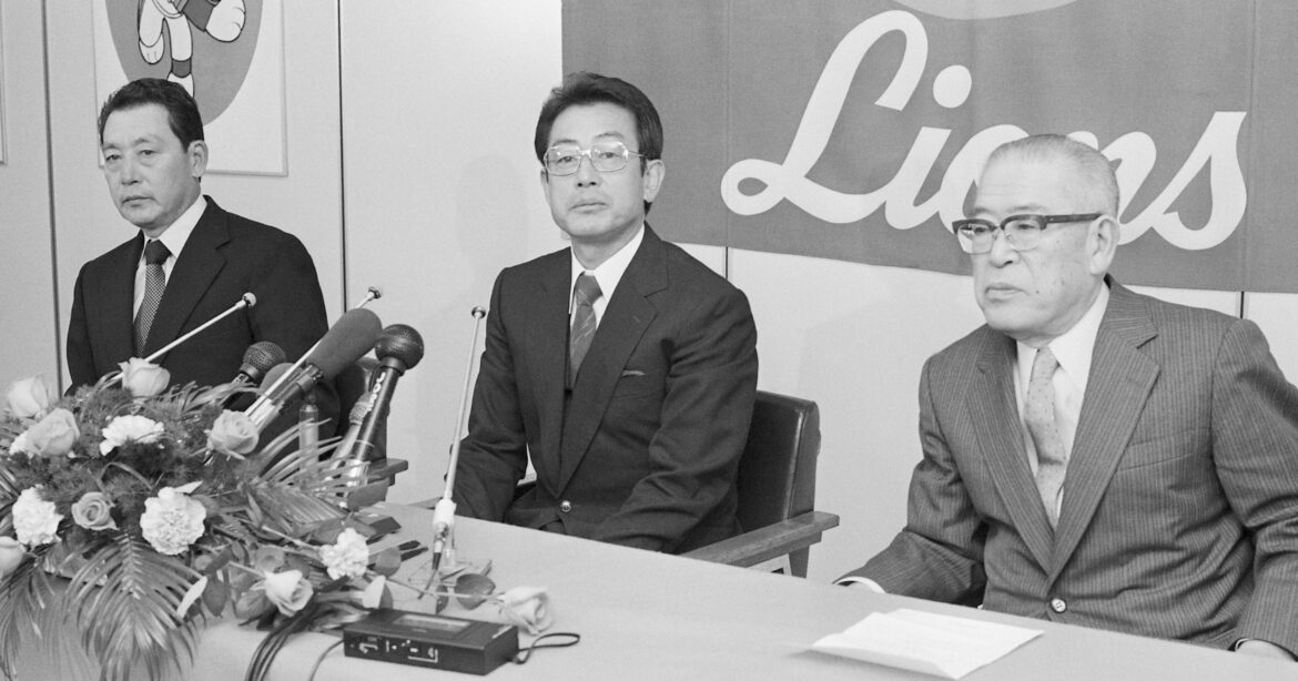「拷問を受けているよう…」監督の退任決定→西武選手たちが大歓声でバンザイ…伊東勤（62歳）が今明かす「一番嫌だった」記憶とは？ - プロ野球 - Number Web