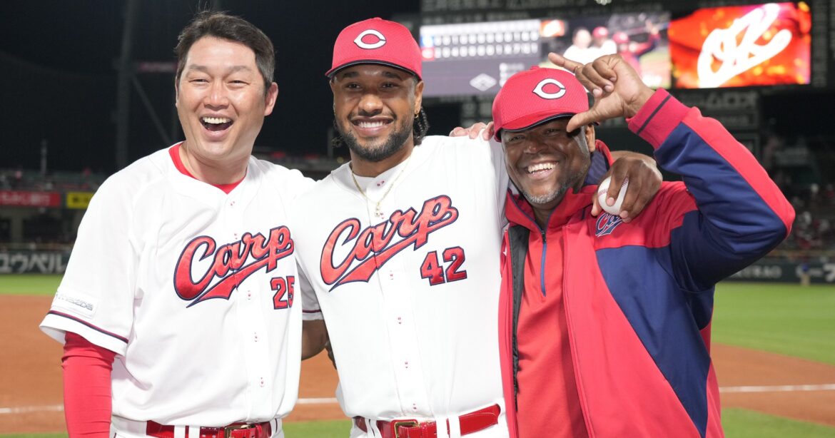 「フェリちゃんは本当にありがたい」広島カープ・新井貴浩監督も絶賛するドミニカ人フェリシアーノの「通訳」を超えた仕事「選手の教育係も…」 - プロ野球 - Number Web