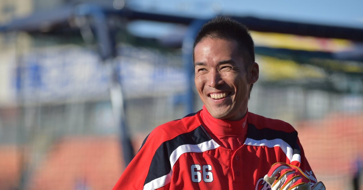 「『何？ その打ち方』と笑われても」移籍した広島で30歳のブレイク・木村昇吾が横浜に“恩返し”できたわけ「一軍に残るため…捕手の準備まで」 - プロ野球 - Number Web