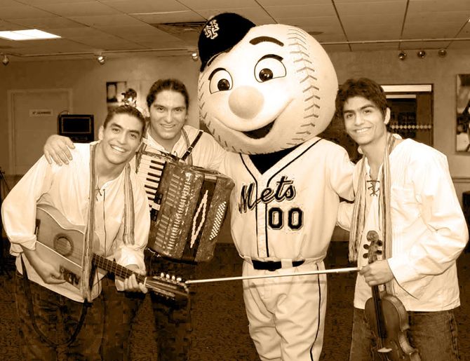 ヴィラロボス・ブラザーズとミスターメッツ