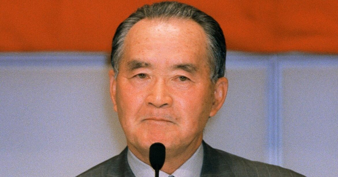 長嶋茂雄「今日の秋の空のように爽やか」あの巨人退任会見、本当のウラ側…読売新聞が警戒した“不買運動”、王貞治はポツリ「ミスターにふさわしいね」 - プロ野球 - Number Web