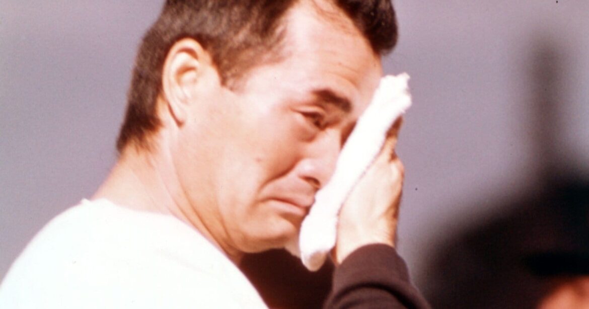 中日・高木守道が“涙の謝罪”「長嶋さん、申し訳ありません…」長嶋茂雄“あの引退試合”ウラ側…元フジテレビアナが見た「長嶋さんの予想外だった行動」 - プロ野球 - Number Web