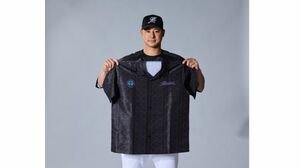 千葉ロッテ、“BLACK SUMMER仕様”アロハシャツ付きチケット（藤岡裕大）